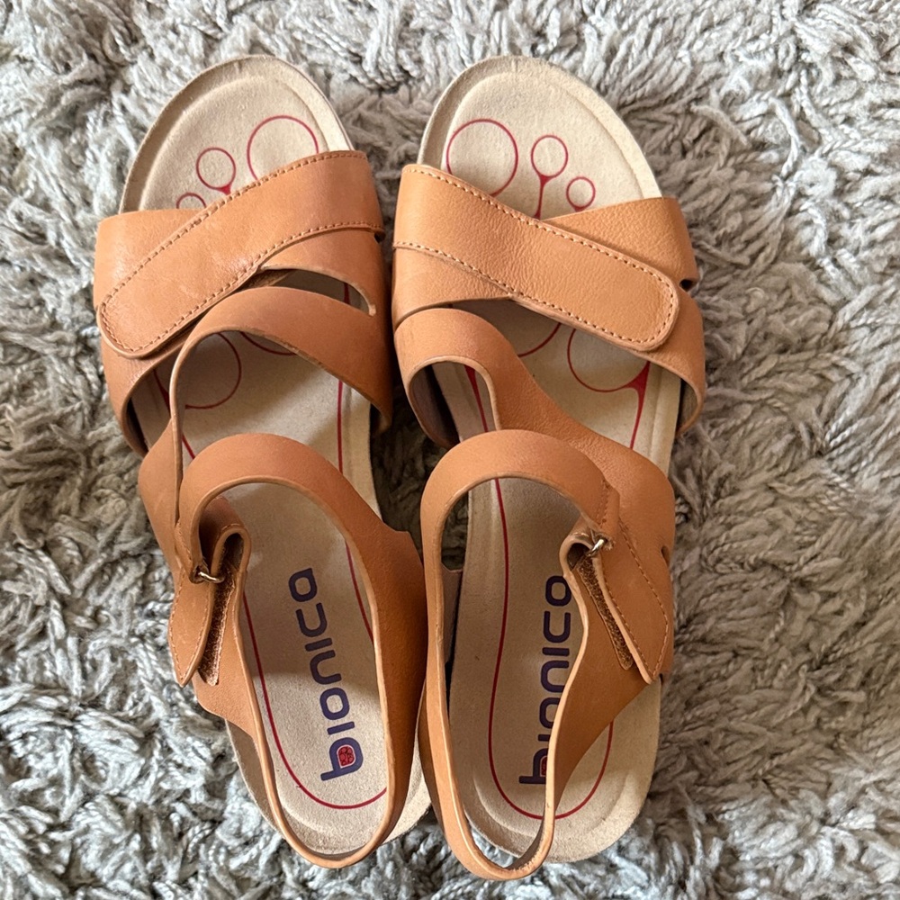 Used Bionica Women's Tan Leather Sandals SZ 10